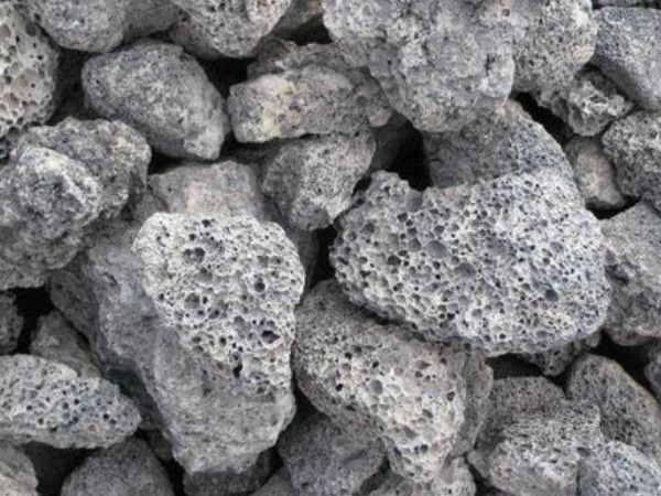 污水厂订购2000吨火山岩滤料投入使用